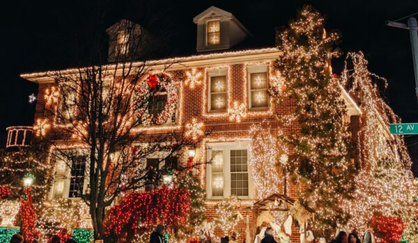 Hanging Christmas Lights in Winter: Risks, Liability, and Protecting Your Investment